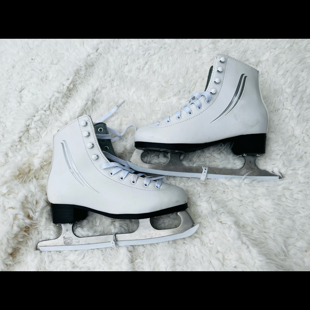 Lake placid girls cascade figure skates size 4, new in box
